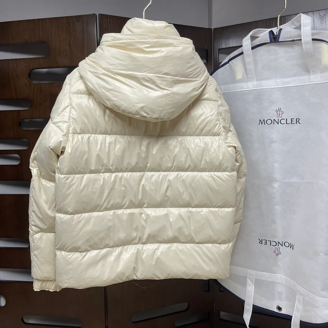P390 Moncler/ 2026 70 、 。 DNA ， ， 。 Classic ， 、 。 Classic 70 。 Quality， 90 ，Premium Quality ， ，Black ！ Sizes M-3XL